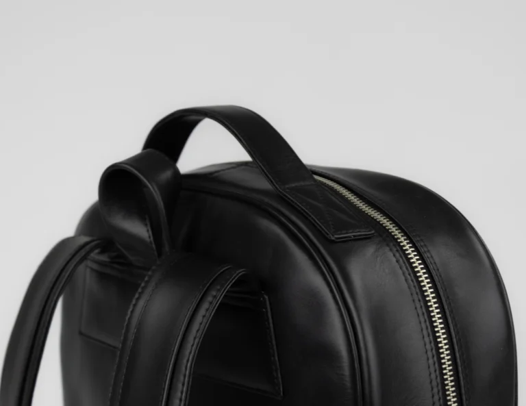 Bagtrainer - Amsterdam Rugtas - Gemaakt uit hoogwaardig volnerfleer in de kleur zwart, met een minimalistisch, functioneel en duurzaam design.